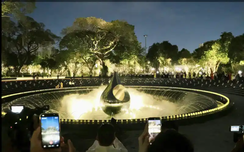 Bên cạnh ý nghĩa tưởng niệm, biểu tượng “giọt nước” tại công viên số 1 Lý Thái Tổ cũng đang dần trở thành một điểm check-in mới của Sài Gòn